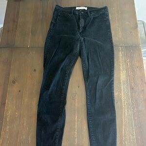 Black jeans 
Brand: Gap 1969 
30 Regular - true skinny - super high rise